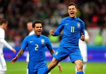 Dani Alves y Coutinho celebran el gol de penalti marcado por el jugador del Barcelona en el Rusia-Brasil.