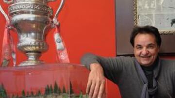 <b>UN LOBO. </b>Constantin en su despacho en Sion junto a la Copa de Suiza y a un lobo, su animal preferido.