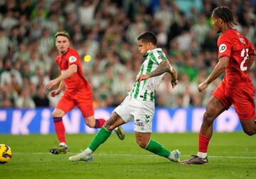 2-1. Jess Rodrguez conecta con Isco que asiste de primeras, y desde la frontal del rea, de manera magistral  para dejar en el mano a mano al Cucho Hernndez con Orjan Haskjold Nyland y anotar el segundo tanto verdiblanco.