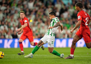 2-1. Jesús Rodríguez conecta con Isco que asiste de primeras, y desde la frontal del área, de manera magistral  para dejar en el mano a mano al Cucho Hernández con Orjan Haskjold Nyland y anotar el segundo tanto verdiblanco.