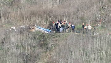 Las autoridades, junto al helicóptero en el que falleciño Kobe Bryant junto a su hija Gianna y otras siete personas