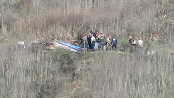 Las autoridades, junto al helic&oacute;ptero en el que falleci&ntilde;o Kobe Bryant junto a su hija Gianna y otras siete personas