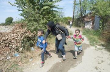 Miles de refugiados han cruzado la frontera entre Macedonia y Serbia con destino a Europa occidental. Macedonia ha sido uno de los países que se han visto desbordados por la afluencia de refugiados procedentes de Siria, Irak o Afganistán.