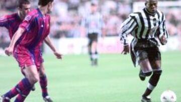 Asprilla durante el partido ante el Barcelona, marcado por el holandés Reiziger y seguido por Luis Enrique.