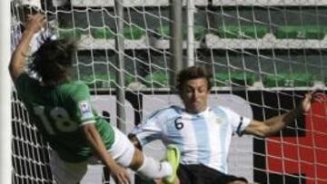 <b>METRALLETA ABRIÓ LA LATA. </b>Marcelo Martins, en el momento de anotar el primer gol de Bolivia, a los once minutos, ante Heinze y Carrizo.