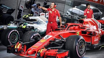 A Ferrari technician gestures inspecting the car of Ferrari&#039;s German driver Sebastian Vettel after the qualifying session for the Formula One Russian Grand Prix at the Sochi Autodrom circuit in Sochi on September 29, 2018. (Photo by Alexander NEMENOV
