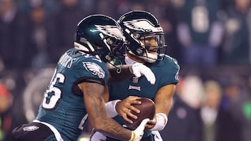 PHILADELPHIA, PENNSYLVANIA - JANUARY 21: Jalen Hurts #1 of the Philadelphia Eagles hands off the ball to Miles Sanders #26 during the first quarter against the New York Giants in the NFC Divisional Playoff game at Lincoln Financial Field on January 21, 2023 in Philadelphia, Pennsylvania.   Tim Nwachukwu/Getty Images/AFP (Photo by Tim Nwachukwu / GETTY IMAGES NORTH AMERICA / Getty Images via AFP)