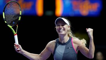 WLW49. Singapore (Singapore), 28/10/2017.- Caroline Wozniacki of Denmark celebrates her win against Karolina Pliskova of the Czech Republic during their singles semi-finals match of the BNP Paribas WTA Finals 2017 held at the Indoor Stadium in Singapore, 28 October 2017. (Singapur, Dinamarca, República Checa, Tenis, Singapur) EFE/EPA/WALLACE WOON