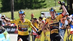 TOPSHOT - Stage winner Jumbo-Visma team's Danish rider Jonas Vingegaard (R) and overall race winner Jumbo-Visma team's Slovenian rider Primoz Roglic celebrate as they cross the finish line  at the end of the eighth and last stage of the 74th edition of the Criterium du Dauphine cycling race, 137.5 km between Saint-Alban-Leysse and Plateau de Solaison on June 12, 2022. (Photo by Marco BERTORELLO / AFP)
PUBLICADA 13/06/22 NA MA28 5COL