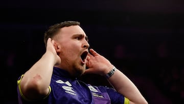 El jugador inglés de dardos Luke Littler celebra una tirada de dardos durante su partido ante Nathan Aspinall en la Premier League de Dardos de Liverpool.