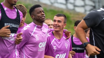 Expediente ‘X’ en el lateral izquierdo armero