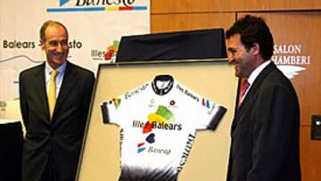 <b>NUEVO MAILLOT</b>. El nuevo equipo Illes Balears-Banesto ha presentado en Madrid el maillot que lucirá en la temporada 2003/2004.