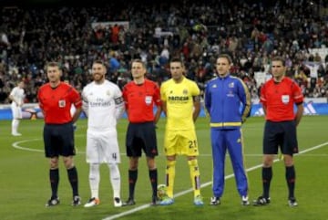 El árbitro Carlos Clos Gómez acompañado de los asistentes Javier Aguilar Rodríguez y Luis F. Marco Martínez, el cuarto árbitro Cristian-Adrián Lixandru y los capitanes Sergio Ramos y Bruno Soriano.