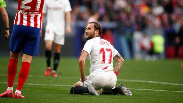 Gudelj se lamenta en el suelo.