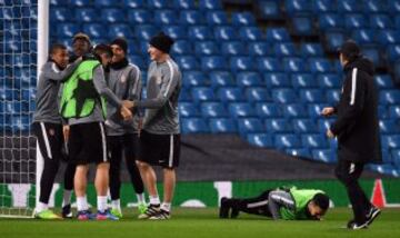 Falcao entrena en Manchester para el duelo de Champions