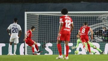 Rakitic marca su penalti.