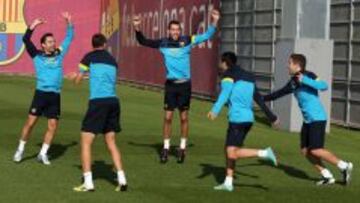 OPTIMISMO. Tras sellar su pase a octavos en la Champions, el Barça se entrenó con alegría.