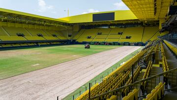 El Villarreal cambia el césped de la Cerámica