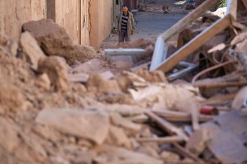 Una hombre observa los escombros de las casas provocados por el terremoto, a 10 de septiembre de 2023, en Moulay Brahim, provincia de Al Haouz (Marruecos).