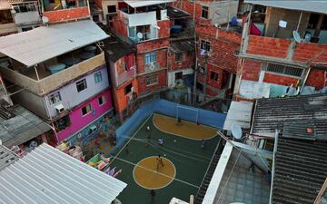 24. Campo de fútbol encajonado entre las viviendas de la favela de Tavares Bastos, en Río de Janeiro.