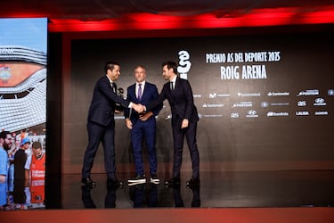 Entrega el premio: Aloyso Araujo, Director General de Deportes de Prisa Media. Recoge el premio: Victor Sendra, Director general del Roig Arena y Enric Carbonell. Director general del Valencia Basket