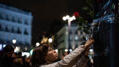 Una joven coloca una flor durante una velada en homenaje y honor a las víctimas de Palestina, en la Puerta del Sol, a 1 de noviembre de 2023, en Madrid (España). Desde el 7 de octubre, en el que se produjo la respuesta de Israel al ataque del movimiento islamista Hamás, Israel bombardea sin descanso la Franja de Gaza, donde el Ministerio de Salud del Gobierno del país, cifra en más de 8.500 las personas muertas, dos tercios de ellos, mujeres y niños. La velada coincide con el Día de Todos los Santos en el que se recuerda a los difuntos.
01 NOVIEMBRE 2023;MADRID;VELADA PUERTA DEL SOL;VÍCTIMAS PALESTINA
Matias Chiofalo / Europa Press
01/11/2023