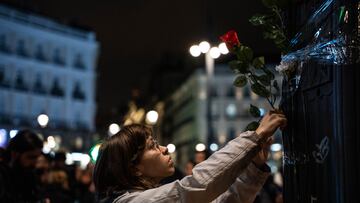 Una joven coloca una flor durante una velada en homenaje y honor a las víctimas de Palestina, en la Puerta del Sol, a 1 de noviembre de 2023, en Madrid (España). Desde el 7 de octubre, en el que se produjo la respuesta de Israel al ataque del movimiento islamista Hamás, Israel bombardea sin descanso la Franja de Gaza, donde el Ministerio de Salud del Gobierno del país, cifra en más de 8.500 las personas muertas, dos tercios de ellos, mujeres y niños. La velada coincide con el Día de Todos los Santos en el que se recuerda a los difuntos.
01 NOVIEMBRE 2023;MADRID;VELADA PUERTA DEL SOL;VÍCTIMAS PALESTINA
Matias Chiofalo / Europa Press
01/11/2023