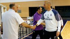 Pablo Laso y Zinedine Zidane se saludan en una foto de archivo.