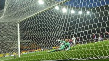 <b>ACIERTO. </b>Akinféev, desde el suelo, ve el balón lanzado por Sneijder dentro de la portería del CSKA.