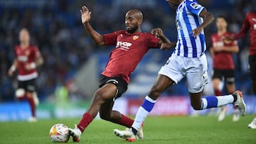 Foulquier ante Isak.