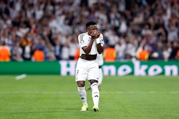 2-2. Vinicius celebra el segundo tanto que marca en el minuto 61  de partido. El VAR revisa la jugada por la posición de Kylian Mbappé y aprueba el tanto.