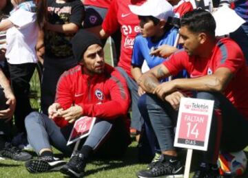 La Roja recibió la visita de los niños de la Teletón