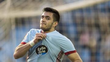 Maxi G&oacute;mez se&ntilde;ala el escudo del Celta tras marcar contra el Espanyol.