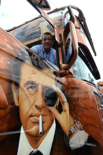 El conductor de camión francés Sebastien Desroches posa en su Scania V8 580 Hp pintado como homenaje al actor francés Jean-Paul Belmondo durante un concurso de camiones decorados.