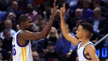TORONTO, ON - NOVEMBER 16: Kevin Durant #35 and Steph Curry #30 of the Golden State Warriors high five during the first half of an NBA game against the Toronto Raptors at Air Canada Centre on November 16, 2016 in Toronto, Canada. NOTE TO USER: User expressly acknowledges and agrees that, by downloading and or using this photograph, User is consenting to the terms and conditions of the Getty Images License Agreement.   Vaughn Ridley/Getty Images/AFP
 == FOR NEWSPAPERS, INTERNET, TELCOS &amp; TELEVISION USE ONLY ==