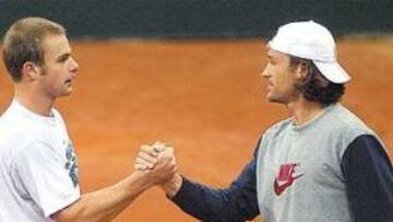 <b>LOS NÚMEROS UNO. </b>Andy Roddick y Carlos Moyá estrechan manos en Sevilla: son los números uno.
