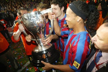 Ronaldinho celebra su segundo título consecutivo de Liga con el FC Barcelona. Fue en la temporada 05/06.