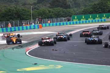Los coches de Sergio Pérez, Charles Leclerc, Lando Norris, Lance Stroll y Valtteri Bottas tuvieron que decir adiós a la carrera tras la primera curva en Hungría.