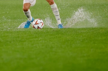 Las piernas de Matias Vecino durante el duelo frente al NIza.