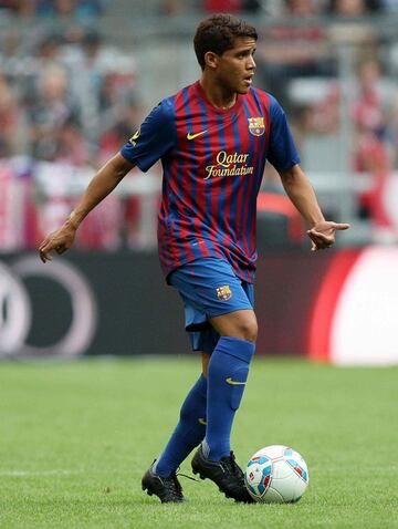 Al igual que su hermano, Jonathan estuvo en las inferiores del club blaugrana desde pequeño. Su debut fue en 2009 en un partido de Copa del Rey donde el Barcelona enfrentó al Cultural Leonesa.