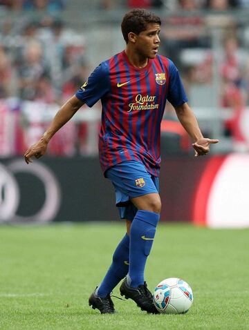 Al igual que su hermano, Jonathan estuvo en las inferiores del club blaugrana desde pequeño. Su debut fue en 2009 en un partido de Copa del Rey donde el Barcelona enfrentó al Cultural Leonesa. 