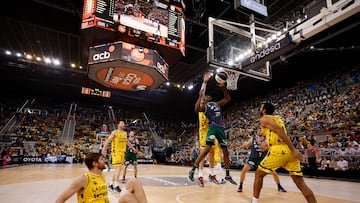 Yankuba Sima, pívot del Unicaja, lucha por el rebote en las semifinales de la Copa 2025 ante La Laguna Tenerife.