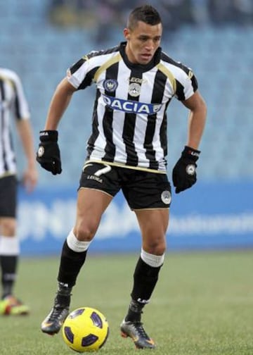 El siguiente en la lista fue Alexis Sánchez. Udinese lo compró en 3 millones de dólares, lo prestó a Colo Colo, River Plate, se consagró en Udinese y se fue a Barcelona por 26 millones de euros.