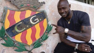 Achille Emaná posa para AS en unas gradas del Nou Estadi que hoy estarán llenas.