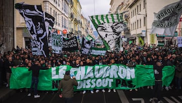 Ultras del Saint-Étienne, protestando en las calles por el intento de prohibición de dos de sus grupos radicales.