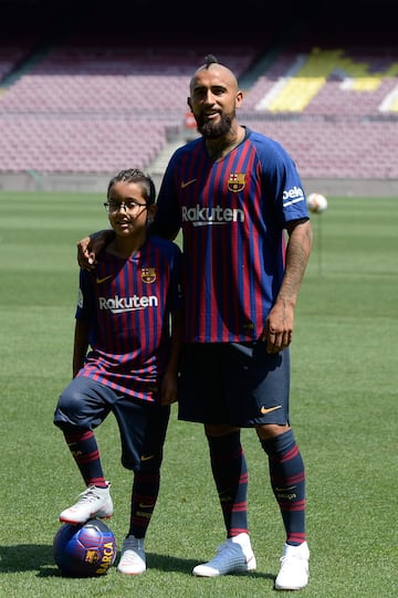 Presentación del jugador chileno, Arturo Vidal, como nuevo jugador del Fútbol Club Barcelona junto a su hijo.