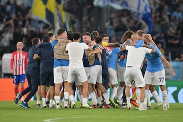 Cuando los jugadores de l conjunto italiano consiguieron 'atrapar' a su portero lo rodearon y jalearon. Muchos de ellos no parecían creérselo.