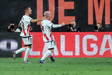 Hizo sufrir (y mucho) a Lino y Reinildo por su banda. El rayista abarcó mucho trabajo y lo sacó a base de bien. Recuperó ocho balones, pero también remató y sirvió balones. Va ‘in crescendo’, como su equipo.