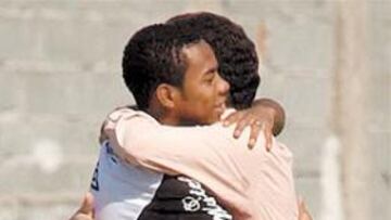 <b>HICIERON LAS PACES. </b>Robinho abraza a Teixeira tras sellar el acuerdo.