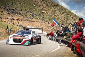 Sébastien Loeb destrozó el récord de la Pikes Peak International Hill Climb, la subida en cuesta más famosa del mundo, con un tiempo de 8:13,878. El piloto galo recorrió los 20 kilómetros y 156 curvas de la prueba a una media de 145 kilómetros por hora.